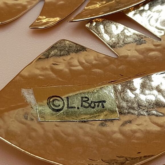 Vintage Hammered Leaf Post Earrings, Signed L. Bott, 1980s, Gold Tone,  2 1/2 In - Picture 9 of 10